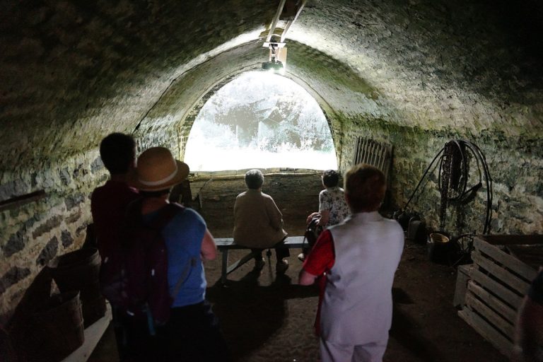 La projection La citerne, à l’intérieur du caveau historique, retrace le passage du temps.