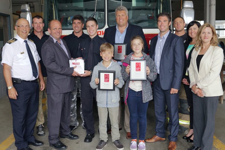 La Grande fête des pompiers de Laval En compagnie de pompiers de la caserne 9, Claude Gagné, membre du CA de la Fondation et du comité exécutif de l'Association des pompiers de Laval; Maxime Lépine, pompier; Martin Olivier (au centre), directeur général du Courrier Laval; Alexis et Émilie Marsan. De la direction des ventes du Courrier Laval : Patrick Marsan, Sylvie Lizotte et Mélanie Rioux.