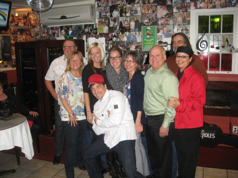 Le comité organisateur en compagnie de Dominique et Marie-Claude Durocher, Entrepôt Auto Durocher, commanditaire majeur de la Grande Fête; Martin Olivier (absent sur la photo), directeur général du Courrier Laval, partenaire média.
