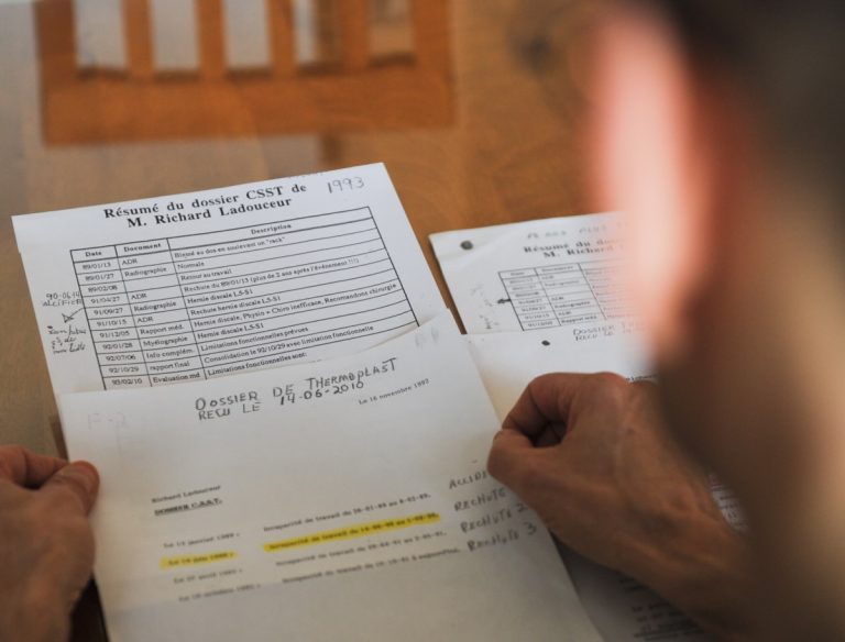 Richard Ladouceur préfère masquer son visage, pour protester contre la CSST qui, selon lui, tente de masquer la vérité dans ce dossier. (Photo: Vincent Graton)