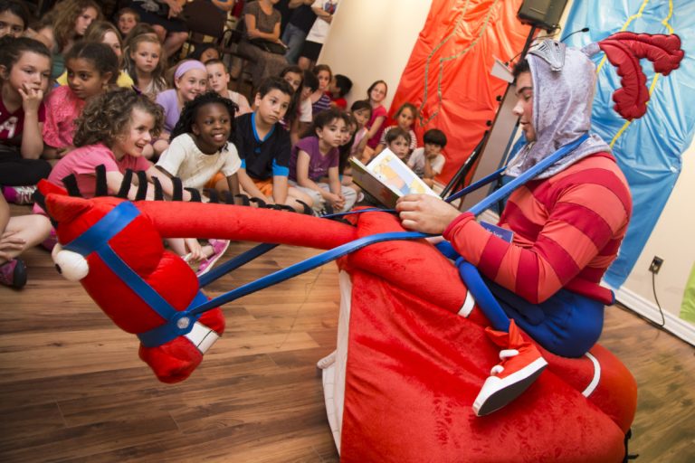 Été festif de lecture et animation dans les bibliothèques Le 16 juin, plus de 450 jeunes se sont inscrits au Club des aventuriers du livre et 90 d’entre eux ont pu rencontrer Lancemot, son porte-étendard, à la bibliothèque Germaine-Guèvremont, qui leur a lu ses trois livres préférés.(Photo gracieuseté)