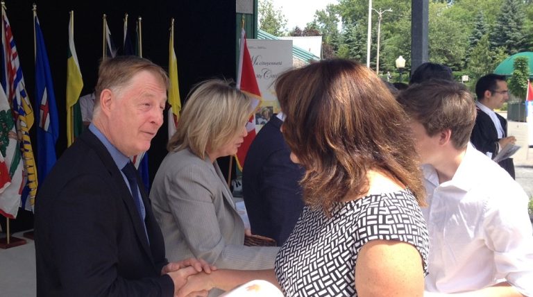 «Aujourd’hui, notre famille s’agrandit! Bienvenue chez vous, à Laval, une terre d’accueil ouverte et inclusive», a déclaré Marc Demers aux nouveaux citoyens.(Photo gracieuseté)