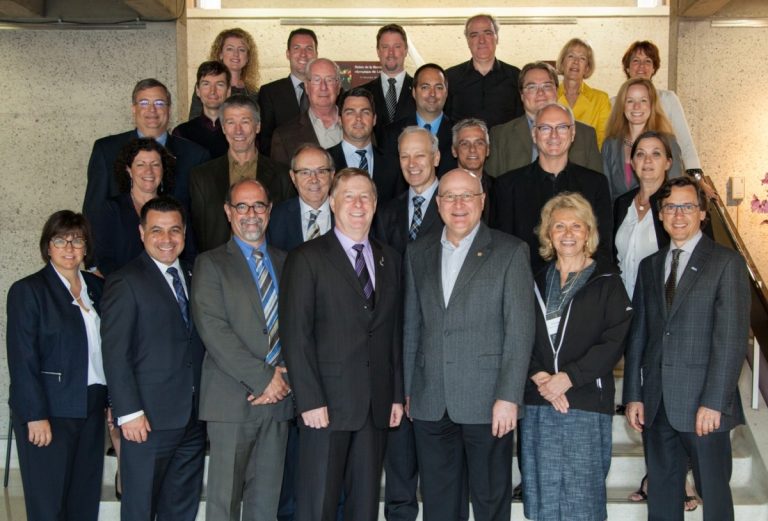 Laval à la croisée des chemins On reconnait, dans l’ordre habituel, les membres du comité des partenaires (1ère rangée): Louise Lortie, Commission scolaire de Laval, David de Cotis, président de la STL et de Laval Technopole, Serge Lamontagne, directeur général de la Ville de Laval, Marc Demers, maire, Michel Gallant, Tourisme Laval, Danae Savides, Carrefour d’intercultures de Laval, Guy Picard, STL, (2e rangée) Manon Caron, Conférence régionale des élus, Claude Desjardins, Agence de santé et des services sociaux, Hervé Pilon, collège Montmorency, Alain Carrier, Agence de santé et des services sociaux, Chantal Provost, Chambre de commerce et d'industrie (CCIL), (3e rangée) Gilbert Leblanc, Laval Technopole, Guy Garand, Conseil régional de l’environnement, Pierre-Luc Girard, CCIL, François Bullock, Corporation de développement communautaire de Laval (CDCL), (4e rangée) Marc Longchamps, (CDCL), Pierre Gervais et Martin Savoie, Sports Laval, Yannick Carl Demers, Forum jeunesse de Laval, Guylaine Archambault, Centre des biosciences Armand-Frappier, (5e rangée) Geneviève Roy, Tourisme Laval, Benoit Collette, Luc Landreville, Denis Fafard, Marie-Claude Mondor et Lise Poirier, tous cinq de Ville de Laval.