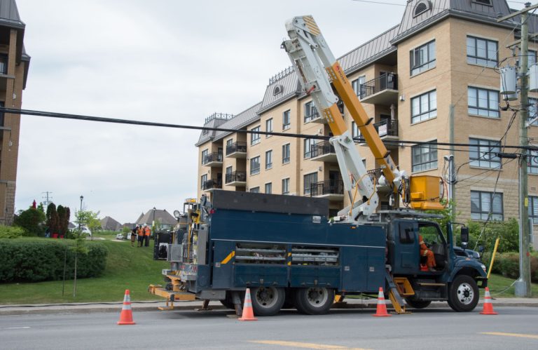 À l'arrivée des pompiers, la victime était encore consciente malgré d'importantes brûlures aux mains et pieds. (Photo TC Media - Vincent Graton)