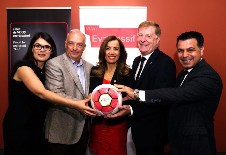 Sandra Desmeules, Pierre Marchand, Marc Demers et David de Cotis entourent la députée Eva Nassif.