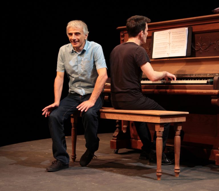 Un conte musical de Gilles Vigneault et Denis Gougeon à la MDA Le comédien Jacques Pinerni se charge de la narration et des personnages aux côtés du pianiste Francis Perron.(Photo gracieuseté)