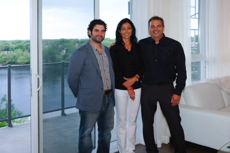 Steve St-Pierre, promoteur; Ani Lachance, directrice des ventes, Courrier Laval; et Marco Melfi, courtier, Via Capitale Harmonie.