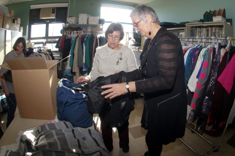 Manon Beaudet (à droite) et deux de ses étudiantes de l’atelier de récupération créative les Glaneuses, donné chaque vendredi au Centre l'Impulsion.