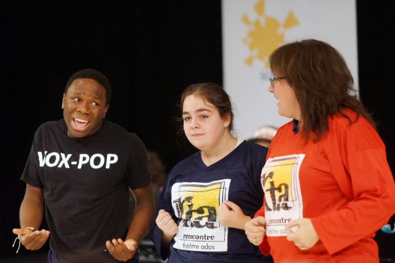 De l’improvisation comme rapprochement des générations Ce premier match entre jeunes improvisateurs et personnel du milieu scolaire lavallois pourrait bien avoir des suites l'an prochain.(Photo TC Media - Mario Beauregard)