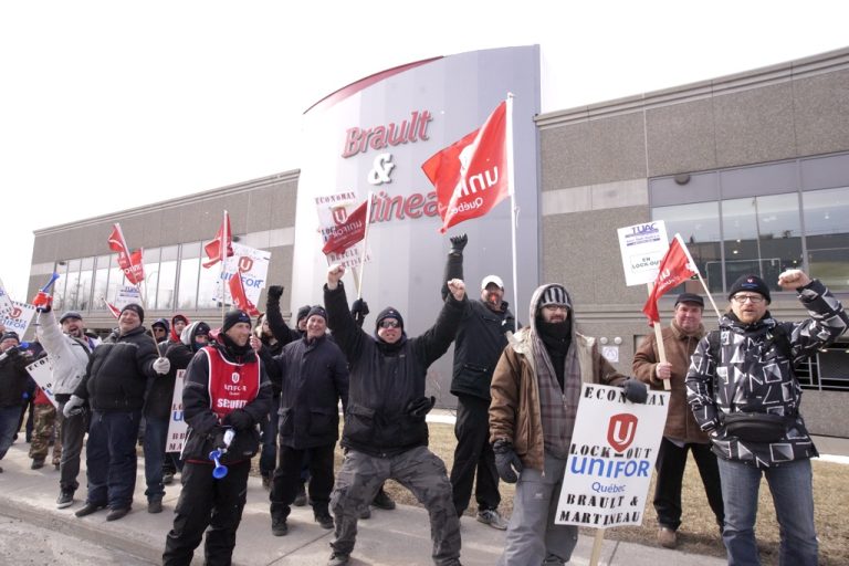 Brault & Martineau: le syndicat obtient gain de cause En lock-out depuis le 21 mars, les 37 employés du magasin Brault & Martineau de Laval ont obtenu du Tribunal administratif du travail l'ordonnance provisoire qu'il réclamait.