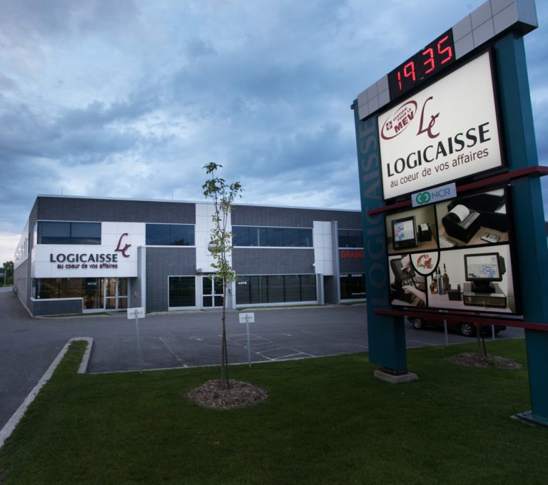 Systèmes informatiques Logicaisse loge en bordure de l'autoroute 440, à l'est de l'autoroute 13.