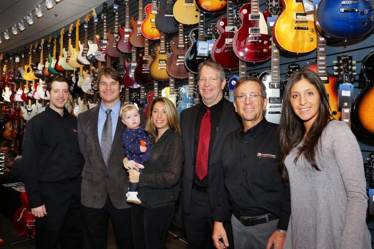 Anthony Zeffiro, adjoint du gérant; Jeff Long, v.-p. ventes et marketing; Marilena Zeffiro Moore avec sa petite Talia; Steve Long, président; Mario Zeffiro, gérant; et Erica Zeffiro.            