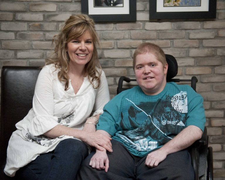 Lyse Trudeau, présidente-coordonnatrice de la section lavalloise pour Dystrophie musculaire Canada en compagnie de son fils,  Nicolas Reny. (Photo: Alarie Photo)