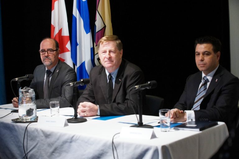 Lors de son point de presse, le maire Marc Demers était flanqué de Serge Lamontagne et David De Cotis, respectivement directeur général et vice-président du comité exécutif.