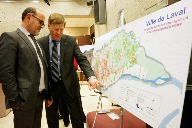 Le maire Marc Demers en présence du directeur général de la Ville, Serge Lamontagne.