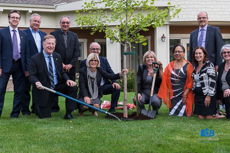 Autour du Ginkgo biloba, nouvel emblème de la Maison de soins palliatifs de Laval, on reconnaît, à l'avant-plan, le maire Marc Demers, Ariane Riou, bénévole depuis 15 ans et administratrice, Réal Plourde, président du conseil d'administration, la ministre régionale Francine Charbonneau, Dre Marie-Françoise Mégie, directrice médicale et cofondatrice, Lise Morissat, administratrice, Pauline Gilbert, directrice générale, et derrière, Paolo Galati, conseiller municipal de Saint-Vincent-de-Paul, Mario De Petrillo, François Brunetti et Sylvain Filion, tous trois administrateurs.
