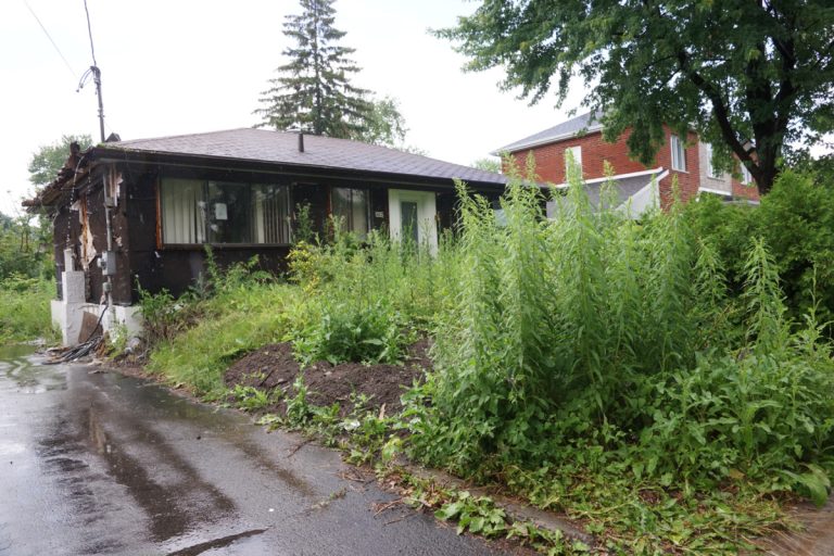 Évalué à 226 900 $, l'immeuble du 142, ave Brien, à Laval-des-Rapides, cause bien des ennuis dans le voisinage.