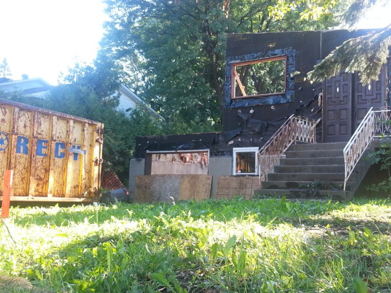 L'entrepreneur et propriétaire de cette maison du boulevard De Blois, à Duvernay, Giovanni Catino, s'est engagé à compléter les travaux cet automne.