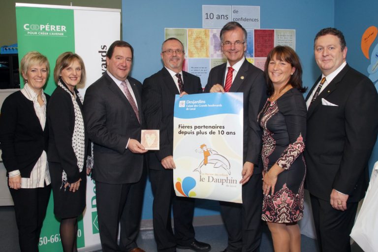 Vins et fromages pour une campagne de financement Chantale Fontaine, administratrice, Françoise Bouchard, directrice communications et vie associative et Sylvain Courcelles, directeur général, de la Caisse Desjardins des Grands boulevards de Laval, Me Robert Hayes, président d’honneur de la campagne, Guy Ouellette, député de Chomedey, Stéphanie Leblanc, directrice de la Maison des enfants le Dauphin, et Serge Juteau, président du conseil d’administration de la Caisse Desjardins des Grands boulevards, ont assisté au lancement de la campagne.