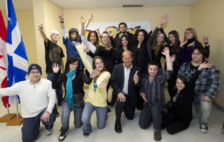 Les 12 participants du Projet PRO en compagnie du sénateur Claude Carignan et de la directrice de la Maison des jeunes de Sainte-Dorothée Karima Kadmiri. (Photo: Alarie Photos)