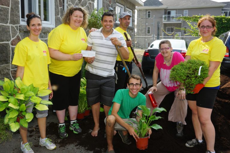 Aménagement vert pour la Maison des jeunes En plus d'une cour embellie, la Maison des jeunes de Laval-Ouest a reçu un montant de 5000 $. (Photo TC Media - Mario Beauregard)