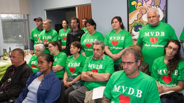 Opposition à la fermeture de la Maison Val-des-Bois Parents et familles étaient vêtus solidairement d’un chandail vert sur lequel on pouvait y lire «M.V.D.B. pour toujours» (Maison Val-des-Bois pour toujours) afin de dénoncer la fermeture prévue pour juillet de la Maison Val-des-Bois.