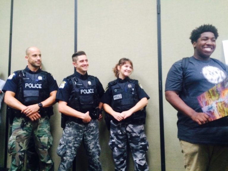 Récompensé d’avoir sorti une femme des griffes de son ex Malyk Bonnet a reçu des mains des agents Vincent Thibault, Jason Galland et Claudie Bergeron, une carte et l'argent qu'ils ont récoltés pour souligner son acte de courage héroïque. (Photo TC Media)