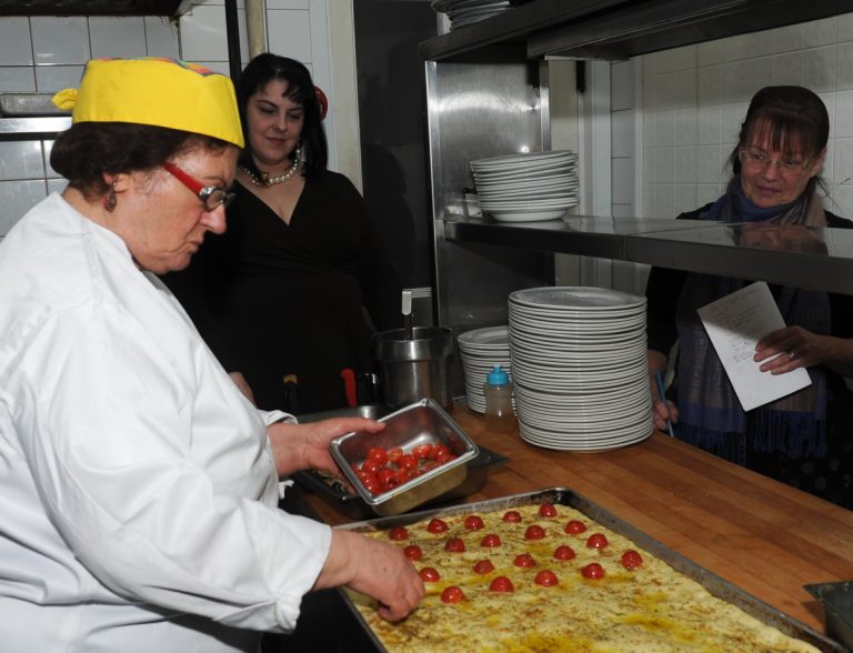 Dans son restaurant situé sur des Laurentides, Mamma Rita offre des cours de cuisine gratuits afin de prouver qu’il est facile de cuisiner avec peu. (Photo: Vincent Graton)