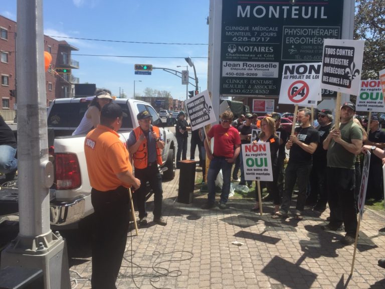 Une centaine de personnes ont manifesté contre le projet de loi 64 devant les bureaux du député Jean Roussel.