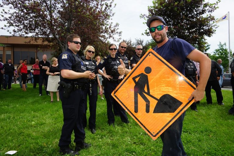 Des policiers étaient au nombre des employés municipaux à manifester contre le projet de loi 3, visant le règlement du déficit des régimes de retraite.