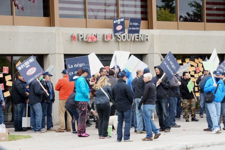 Manifestation pour la libre négo Des policiers et employés municipaux ont manifesté contre le projet de loi devant l'hôtel de ville, le 22 septembre.
