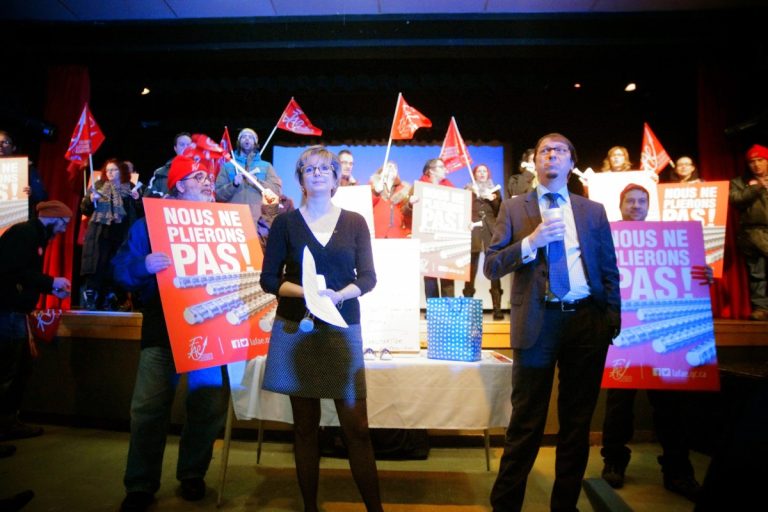 Perturbation bruyante au colloque des directeurs d’établissements Le directeur général de la CSDL, Jean-Pierre Aubin, et les directeurs des écoles ont été encerclés par les enseignants.