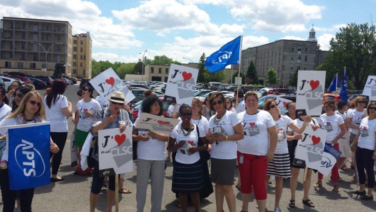 La manifestation s'inscrivait dans le cadre de la campagne «J'aime mon CLSC», initiée par l'Alliance du personnel professionnel et technique de la santé et des services sociaux (APTS).