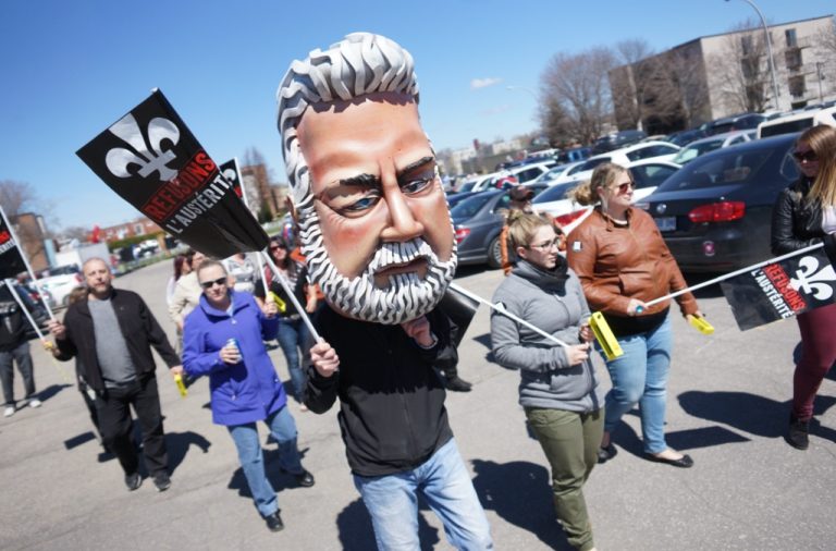 Manifestation contre la restriction à un seul établissement jeunesse à Laval On attendait entre 250 et 350 personnes à cette manifestation contre les effets de la loi 10.(Photo TC Media - Mario Beauregard)