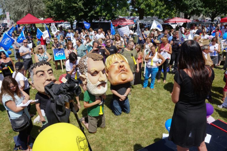 Colère chez les employés du CSSS de Laval Une centaine d’employés du CSSS de Laval sont sortis à l’extérieur vers l’heure du midi, le 24 juillet, pour dénoncer bruyamment, entre autres, la pression que subit le personnel avec des ressources financières manquantes.