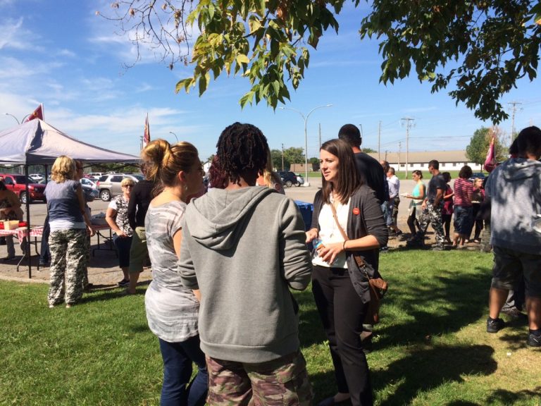 Manifestation contre le gouvernement sortant au Service correctionnel Les employés de l'établissement carcéral du 200, montée Saint-François, dénoncent le recul canadien dans les efforts de réinsertion sociale et réhabilitation des délinquants.(Photo gracieuseté)