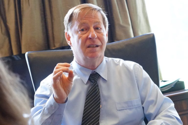 Marc Demers a déposé le mémoire de Ville de Laval sur les régimes de retraite à la commission parlementaire sur le sujet, le 26 août.