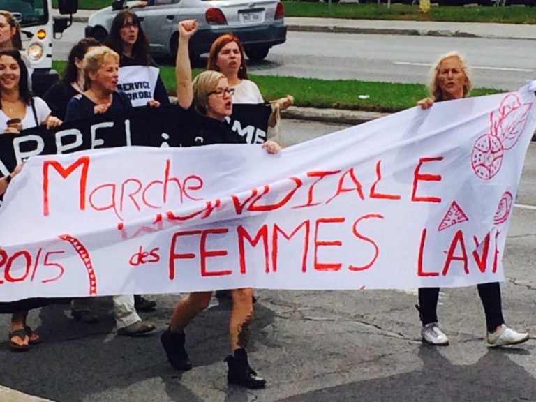 Action régionale des Lavalloises pour la Marche mondiale des femmes Elles étaient une certaine dans la rue dans le cadre de la Marche mondiale des femmes. (Photo TC Media)