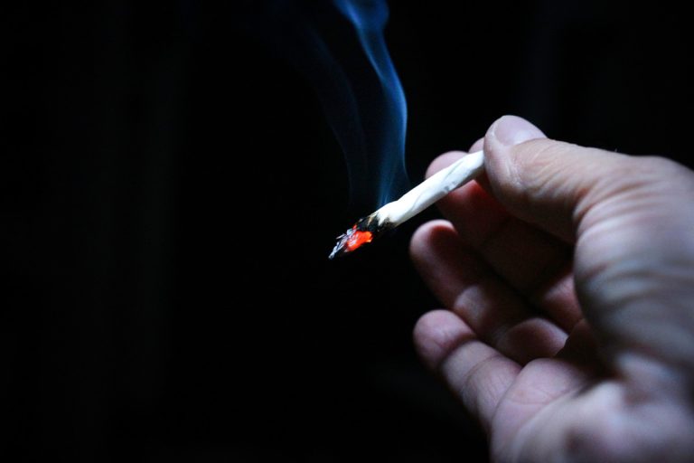 Enjeux de santé entourant la légalisation de la marijuana Si les promesses du premier ministre Justin Trudeau se concrétisent, le Canada deviendrait le deuxième pays au monde à légaliser le cannabis, après l'Uruguay.