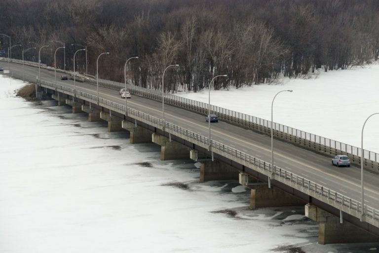 Tournage sur le pont Marius-Dufresne Il y aura tournage télévisuel dimanche sur le pont de la 117, obligeant le Monistère à le fermer pendant quelques heures.