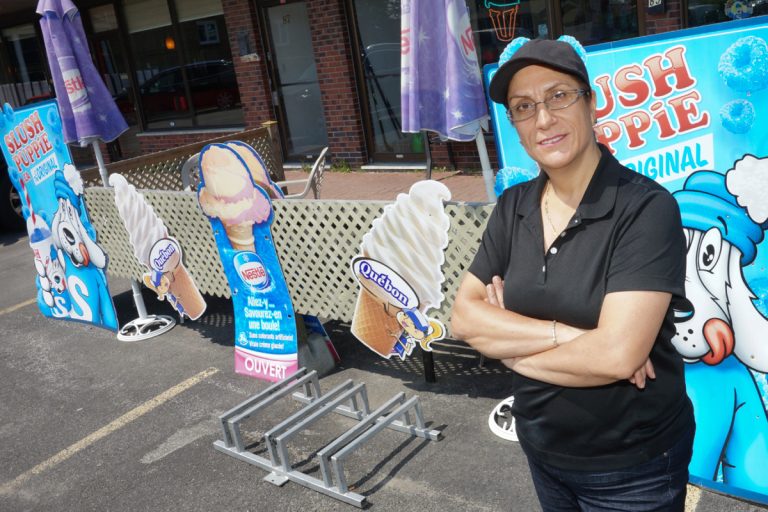 Marleine Abou-Kheir déplore le fait qu’elle soit pénalisée, alors qu’on trouve ce genre de terrasse à plusieurs endroits à Laval.
