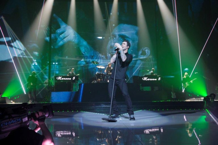 Maroon 5 : la grosse prise Adam Levine, «voté l’homme le plus sexy de la planète», de rappeler avec humour Gregory Charles, fera bouger les pieds aux rythmes des succès du groupe.(Photo gracieuseté – Pat Beaudry)