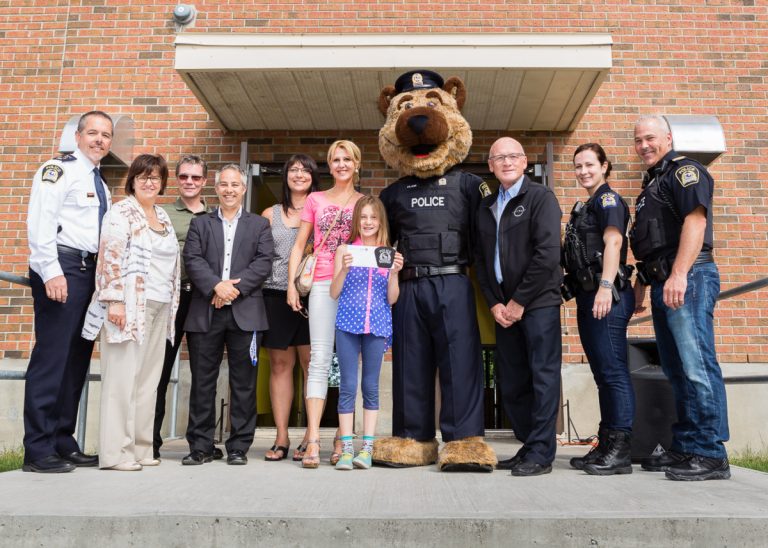 Sur la photo: Pierre Brochet, directeur du SPL, Louise Lortie, présidente de la Commission scolaire de Laval, Éric Thiffault, Frédéric Girard, directeur de l’école L’Escale, Gabrielle Forget, professeur, Kathleen Bouliane, Audrée-Anne Thiffault, la mascotte Flair, Jean-Guy Lagacé, directeur administratif du Cosmodôme, l'agente Chantal Moreau et le lieutenant Bernard Sauvé.(Photo gracieuseté – Sarah Latulippe)