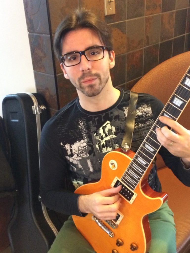 Un siècle de guitare signé Mathieu Thuot à la MDA Un spectacle consacré aux 100 guitaristes les plus importants des 100 dernières années en 100 chansons, tel est le concept imaginé par Mathieu Thuot. (Photo TC Media)