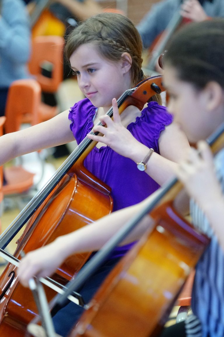 Dirigé par Manon Reddy, le Maxi-orchestre comprend 129 élèves provenant de l'école secondaire Poly-Jeunesse (secondaire 1 et 2), des écoles primaires Marcel-Vaillancourt et Des Cèdres (5e et 6e année). (Photo: Mario Beauregard) 