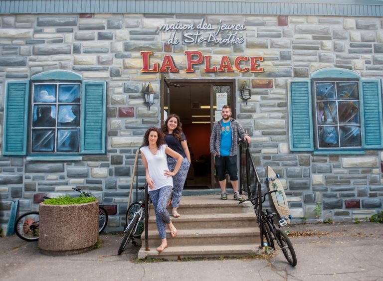 La Maison des jeunes de Sainte-Dorothée a 20 ans! Mélissa Giroux, directrice de la MDJ, et les intervenants Carla Lopera et Rémi Vaillancourt invitent les gens en grand nombre à la fête des 20 ans de l'organisme.