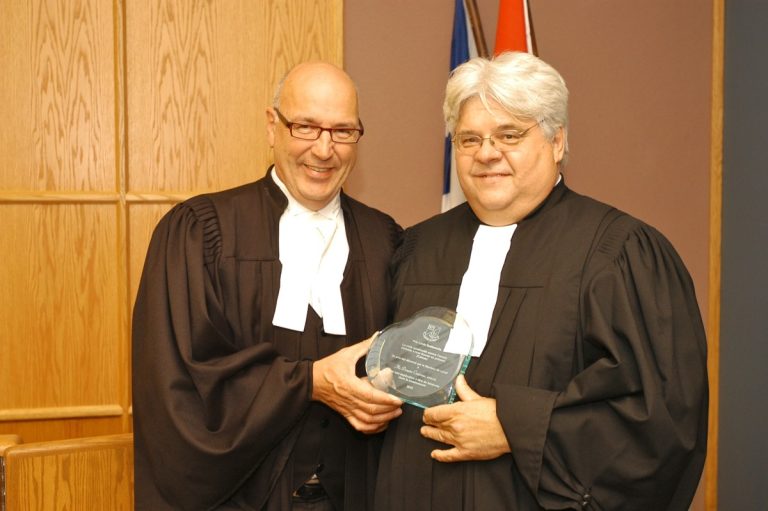 Le Prix Linda Guillemette pour Me Centomo Me Donato Centomo reçoit ici son prix des mains de Me Jacques Trudeau, administrateur et premier conseiller de l’exécutif du Barreau de Laval. (Photo: Jacques Pharand)
