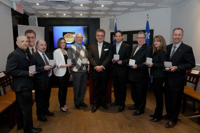 Les huit récipiendaires posent aux côtés du député de Vimont, Jean Rousselle.