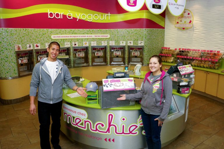 Le gérant Alexander Langlois et son assistante, Mathilde Pagé.