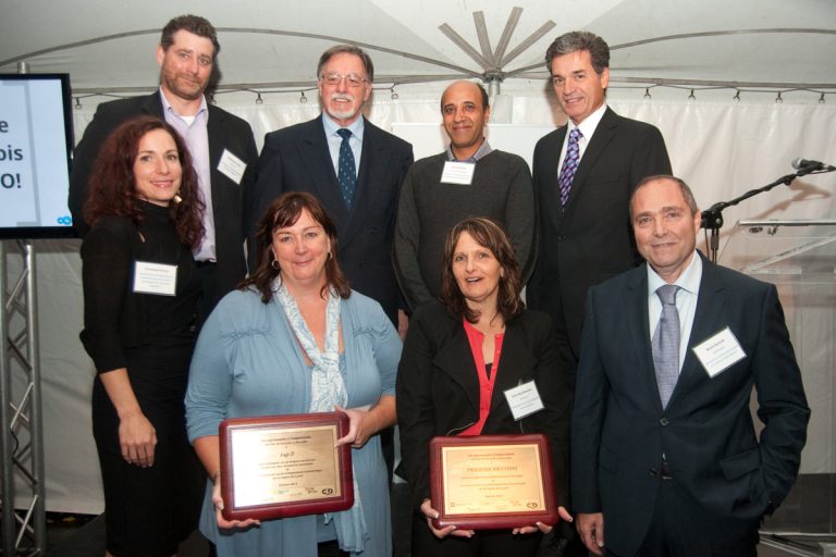 L’exportation à l’honneur Dans l’ordre habituel (derrière) : Dominique Caron, vice-président ventes et marketing chez KCentric.NET, Pierre Desroches, président-directeur général de Laval Technopole, Jamal Elachqar, vice-président chez Formation Terranova, et Basile Angelopoulos, conseiller municipal. Devant : Véronique Proulx, directrice du Centre des affaires internationales de Laval Technopole, Christel Buisson, directrice des ressources humaines chez Logi-D, Josée Bourbonnière, directrice finances et administration chez Processia Solutions, et Nesim Benrobi, président de DBM Reflex.
